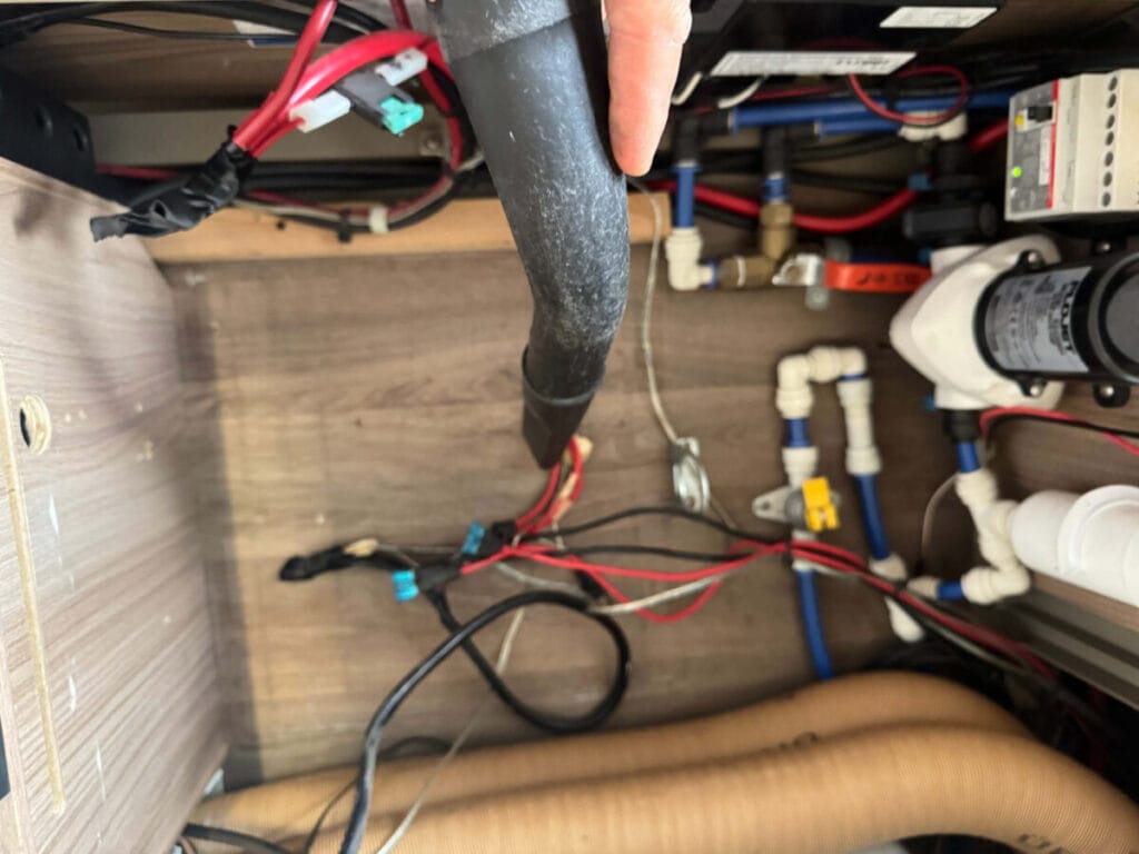 기존 카라반 배터리를 빼낸 빈 트레이 공간에 쌓여있던 먼지와 오염 물질을 깨끗하게 청소하는 모습
