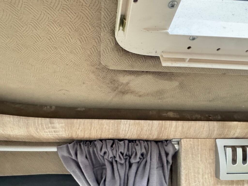 누수가 발생한 카펜토 360 카라반 실내 해키창 주변에 오염 및 누수확인