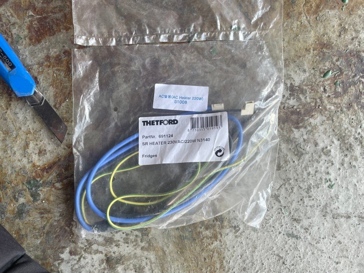 기존 단선된 부품을 대체하기 위해 준비된 데포트(Thetford) 3WAY 냉장고 전용 정품 220V 열봉(AC 히터) 신품 패키지