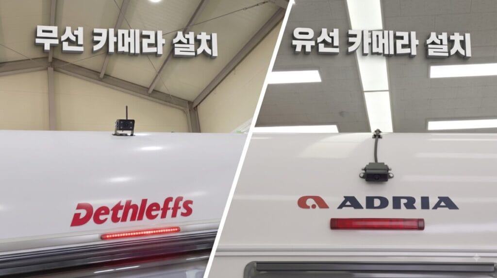 안경을 쓰지 않은 깔끔한 3D 캐릭터가 한 손에는 복잡하게 엉킨 전선을 들고 곤란해하며, 다른 한 손에는 깔끔한 무선 후방카메라를 들고 미소 지으며 두 가지 방식을 비교하는 모습