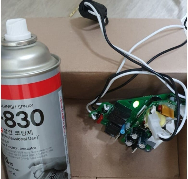 카라반 맥스팬 기판 수리를 위한 PCB 방수 코팅액 도포 작업