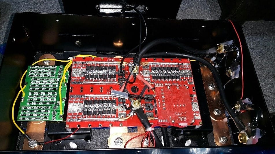 캠핑카 전기 시스템의 핵심인 12V 카라반 인산철 배터리 내부 BMS 및 셀 밸런싱 구조